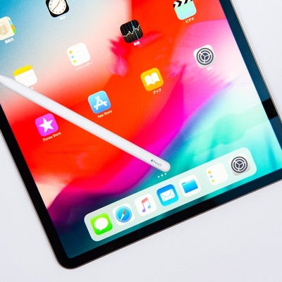 iPad Pro 2018のディスプレイに転がるApple pencilの写真