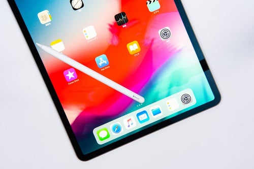 iPad Pro 2018のディスプレイに転がるApple pencilの写真