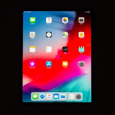 12.9インチ iPad Pro 2018のホーム画面（黒バック）の写真