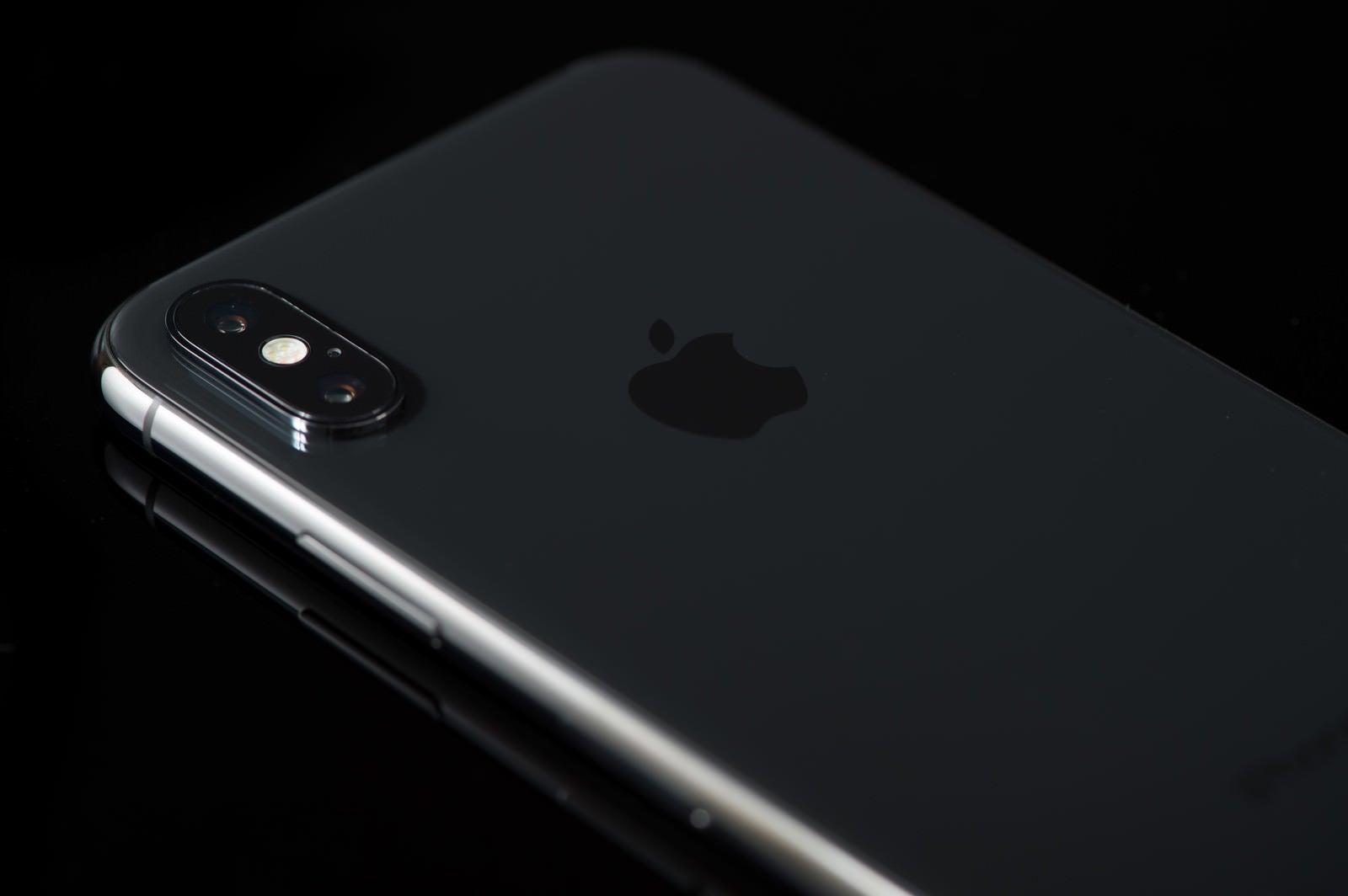 「高級感のある黒いボディ（iPhone X）」の写真