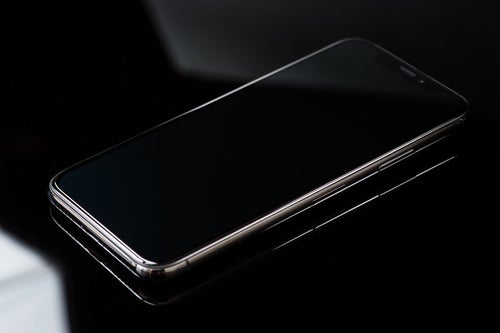 iPhone X と映り込む照明の光の写真