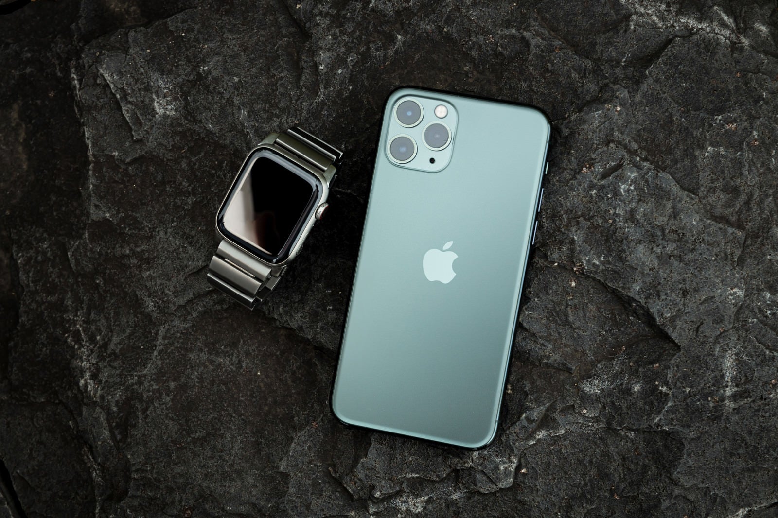 「iPhone 11 Pro（ミッドナイトグリーン）とApple Watch」の写真