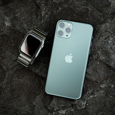 iPhone 11 Pro（ミッドナイトグリーン）とApple Watchの写真