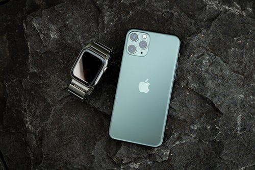 iPhone 11 Pro（ミッドナイトグリーン）とApple Watchの写真
