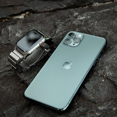 チタンApple Watch と iPhone 11 Proの写真