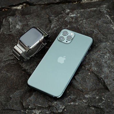 Apple Watch と iPhone 11 Pro のペアの写真