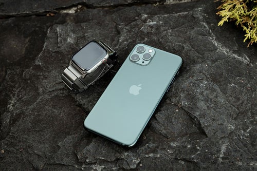 Apple Watch と iPhone 11 Pro のペアの写真