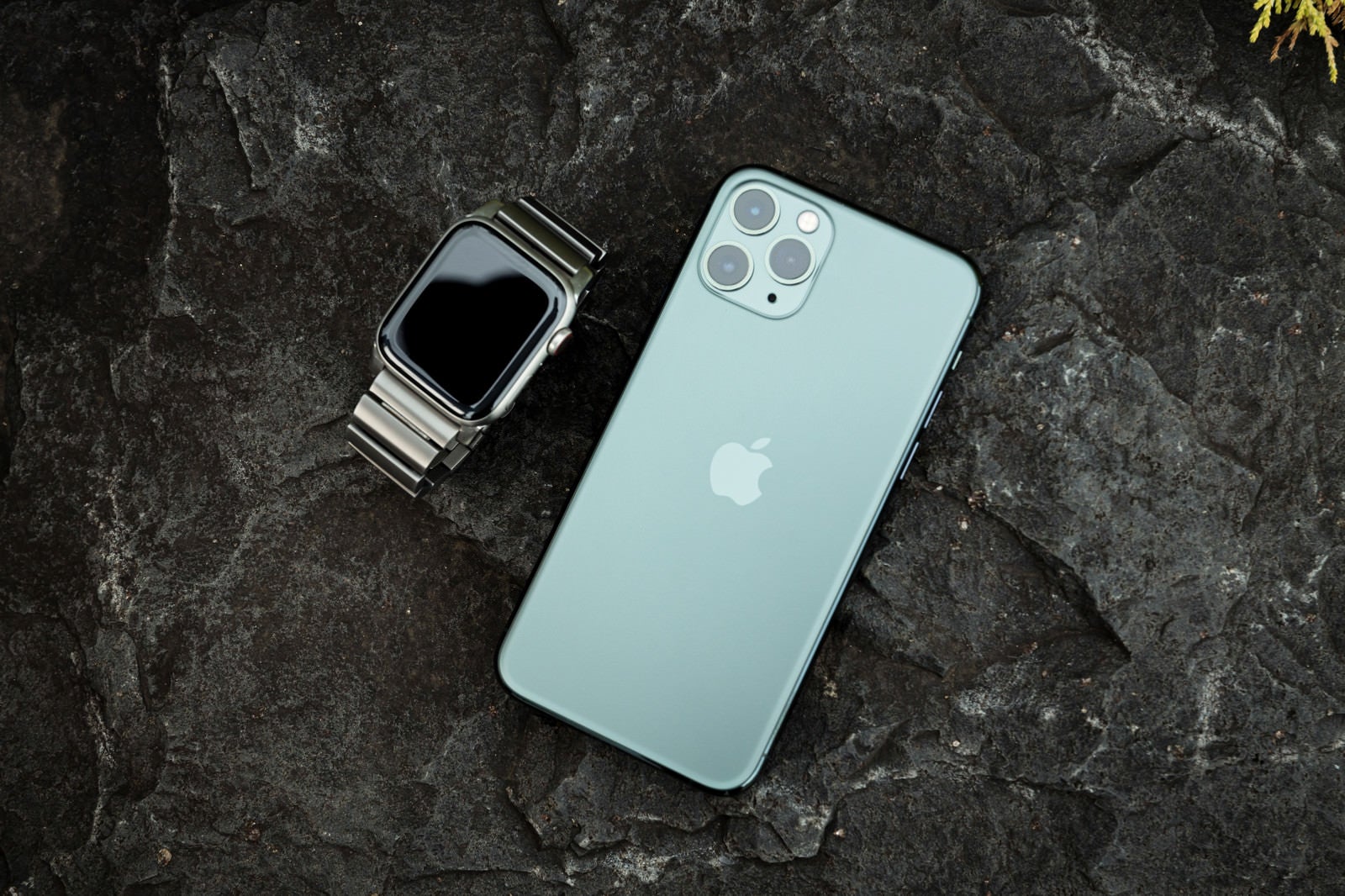「iPhone 11 Pro ミッドナイトグリーンとApple Watch」の写真