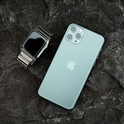 iPhone 11 Pro ミッドナイトグリーンとApple Watchの写真