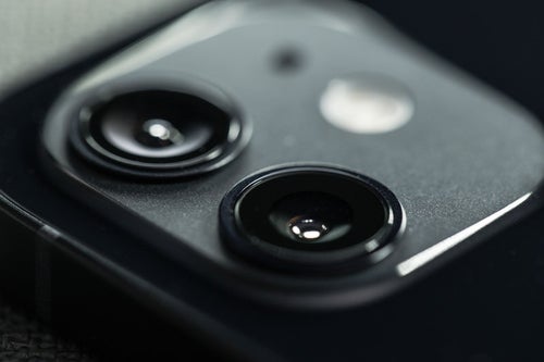 iPhone 12 のリアカメラの写真