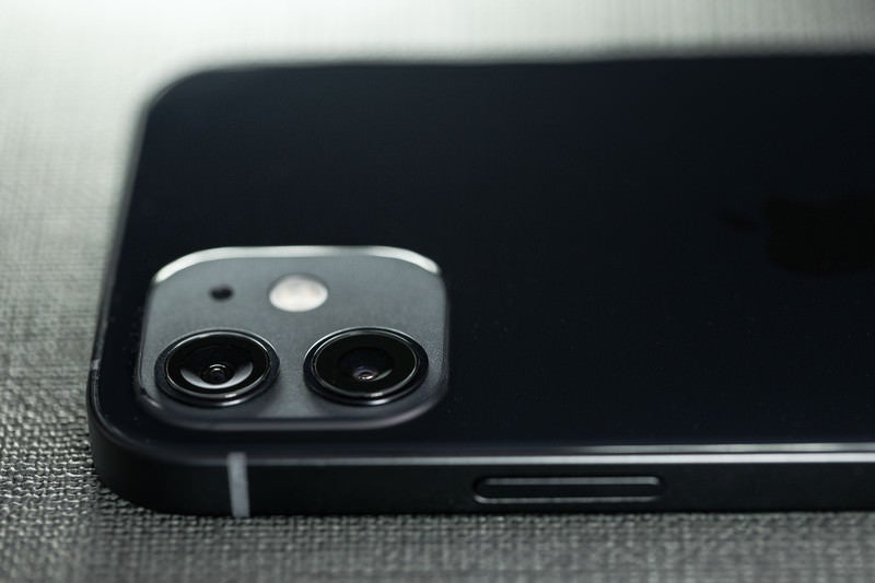 iPhone 12 ブラックの背面とデュアルレンズカメラ - ぱくたそ