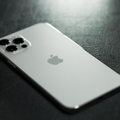ホワイトカラーの iPhone 12の写真