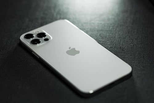 ホワイトカラーの iPhone 12の写真