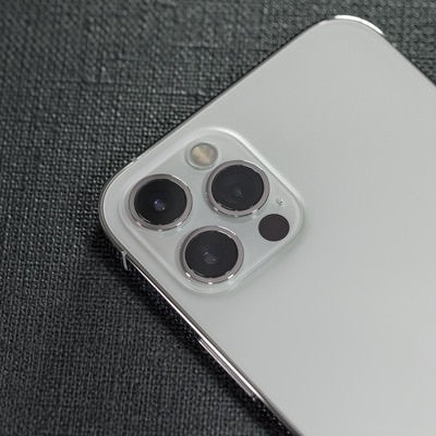 3眼カメラと背面ホワイトの iPhone 12 proの写真
