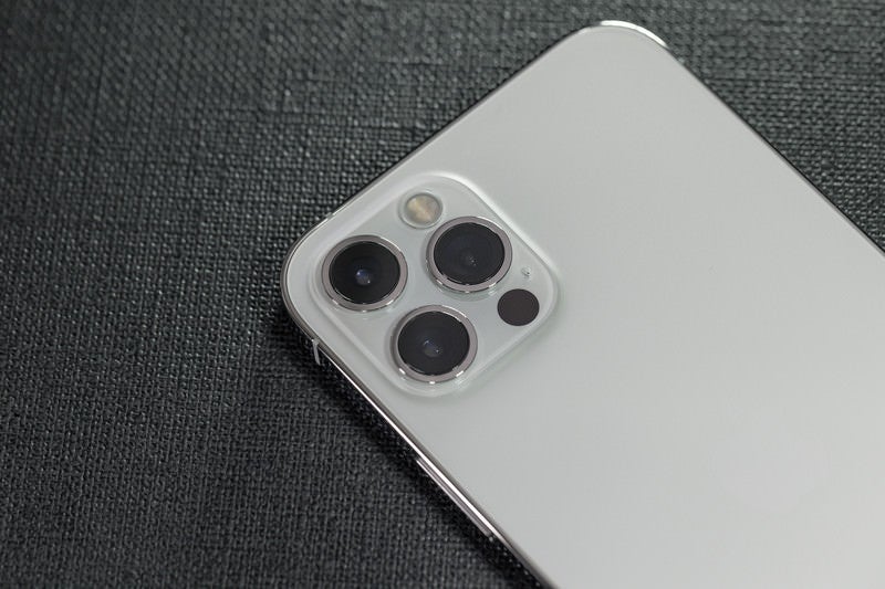 3眼カメラと背面ホワイトの iPhone 12 proの写真