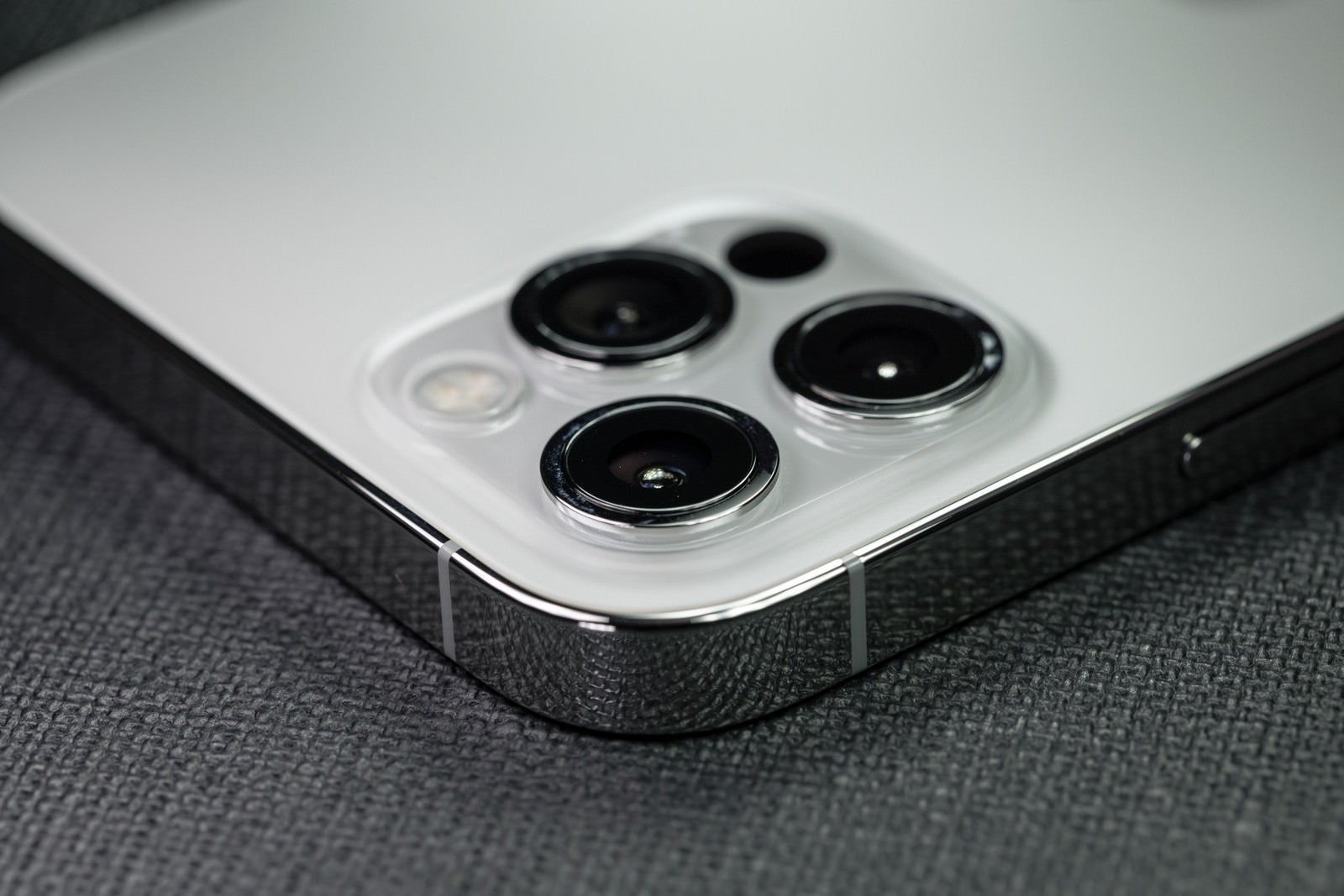 「リアカメラ側から見た iPhone 12 Pro の厚み」の写真