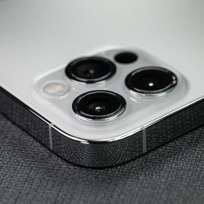リアカメラ側から見た iPhone 12 Pro の厚みの写真