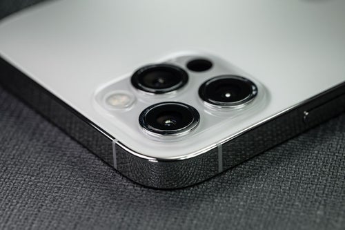 リアカメラ側から見た iPhone 12 Pro の厚みの写真