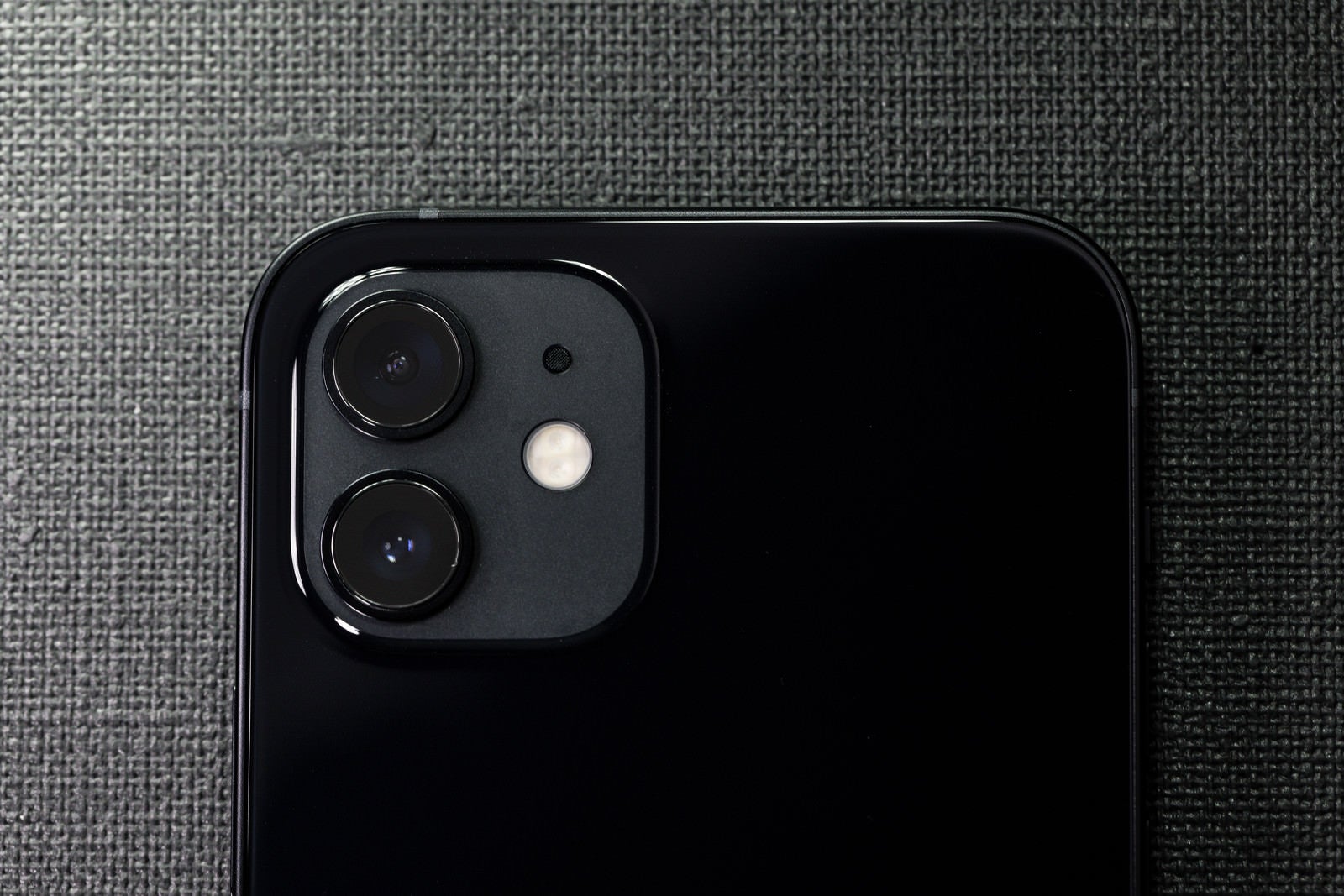 「真上から撮影したiPhone 12 ブラックの様子」の写真