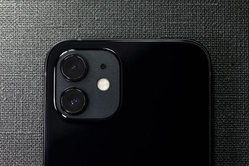 真上から撮影したiPhone 12 ブラックの様子の写真