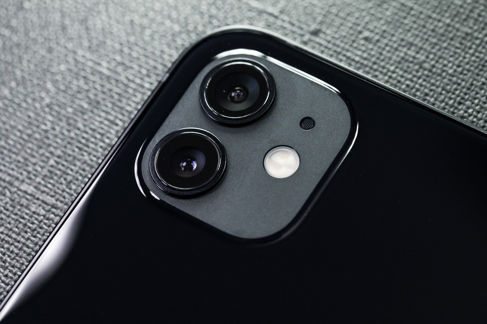 「iPhone 12 ブラック（リアカメラ部分）」の写真