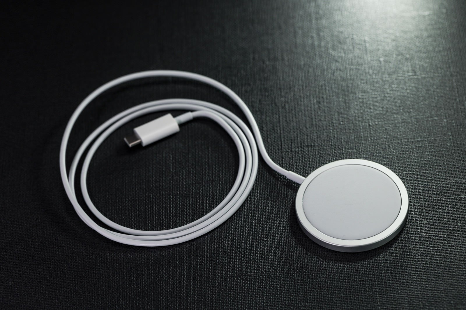 「MagSafe充電器（Appleアクセサリ）」の写真