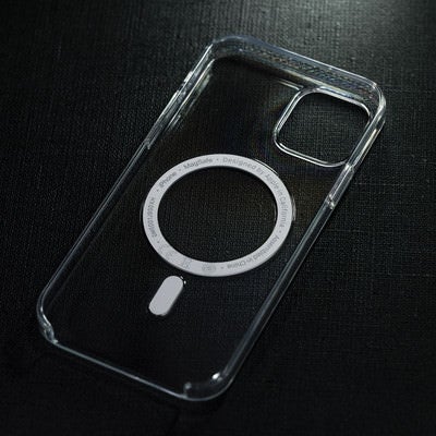 暗闇に浮かび上がるMagSafe対応 iPhone 12 Pro クリアケースの写真