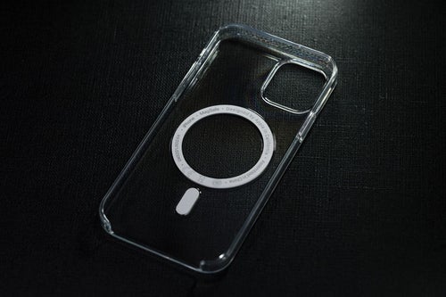 暗闇に浮かび上がるMagSafe対応 iPhone 12 Pro クリアケースの写真