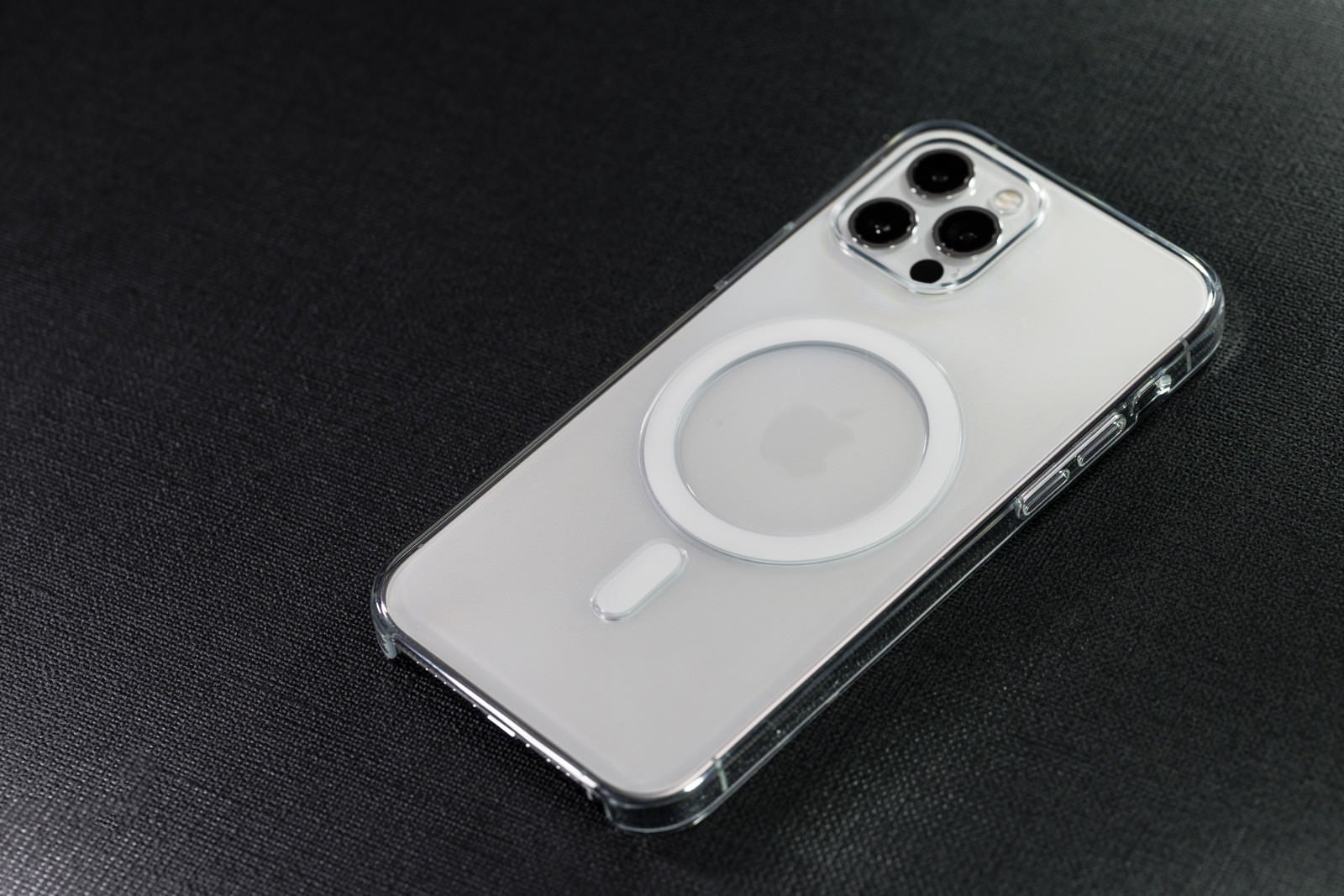 「MagSafe 対応 iPhone12 Pro クリアケース装着済み」の写真