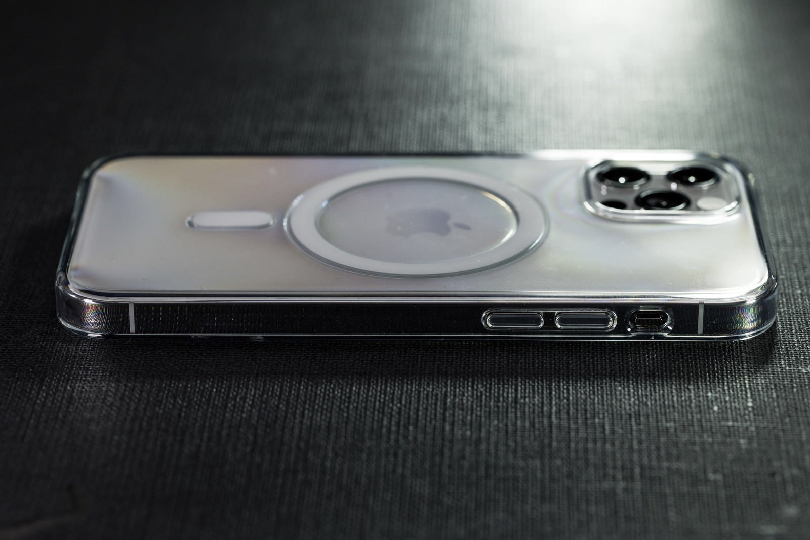 「クリアケース装着済みの iPhone 12 Pro サイドボタン側」の写真