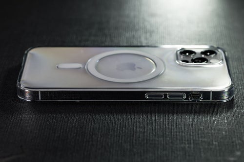 クリアケース装着済みの iPhone 12 Pro サイドボタン側の写真