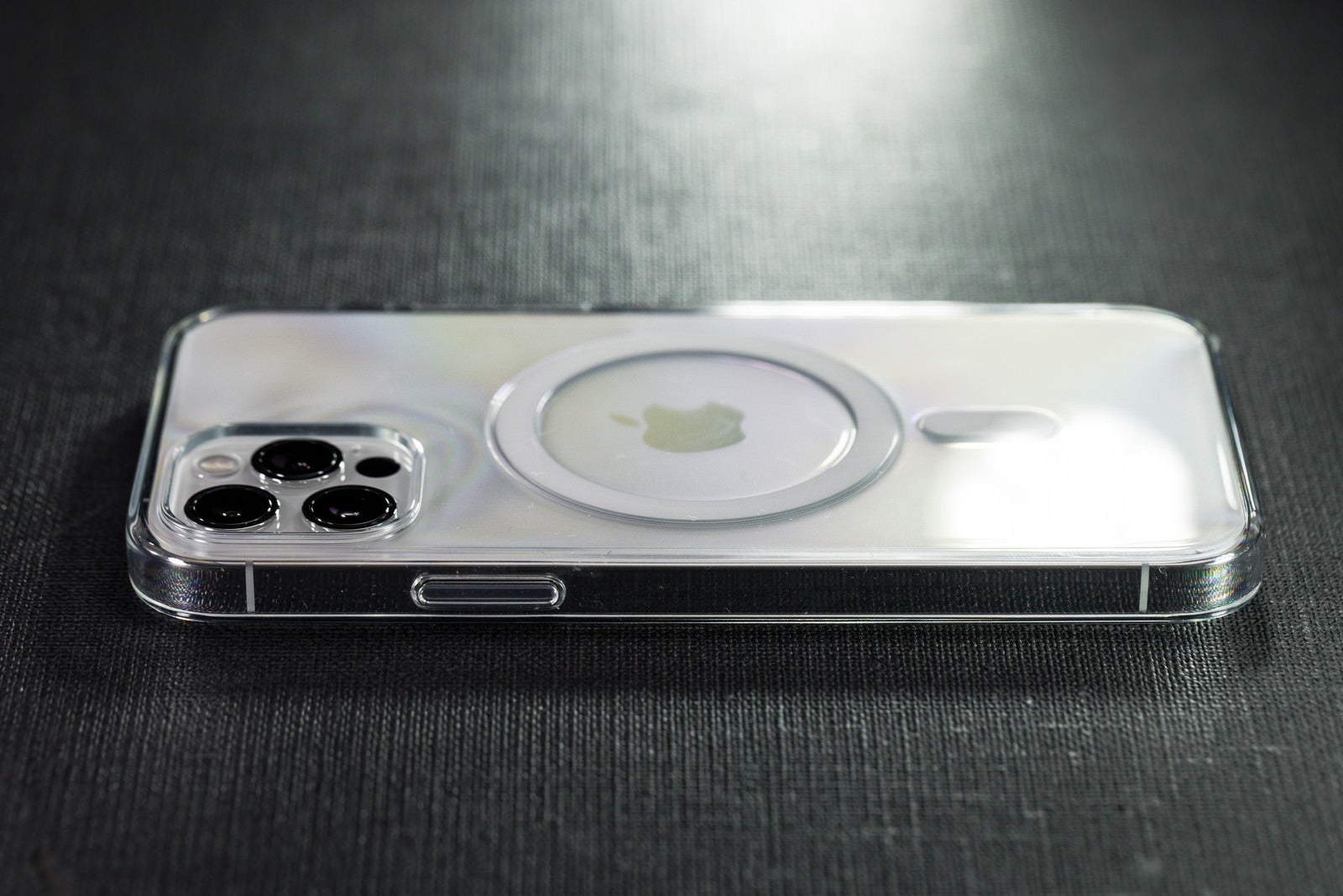 「横から見た公式クリアケース装着済みの iPhone 12 Pro」の写真