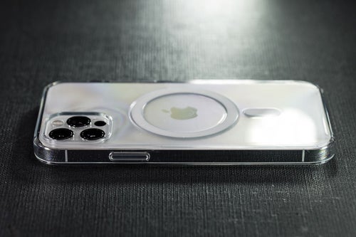 横から見た公式クリアケース装着済みの iPhone 12 Proの写真