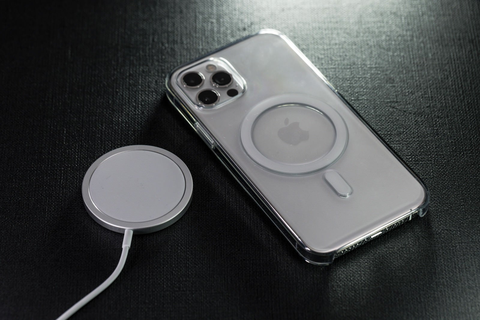 「MagSafe充電器とクリアケース装着済みのiPhone 12 Pro」の写真