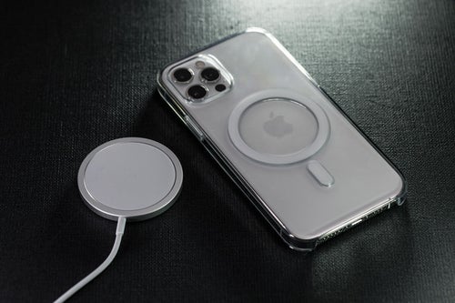 MagSafe充電器とクリアケース装着済みのiPhone 12 Proの写真