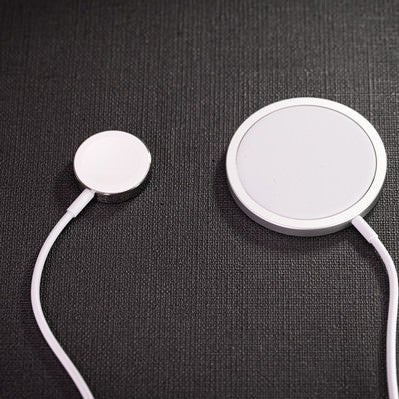 Apple Watch と iPhone 12 用のワイヤレス充電器の写真