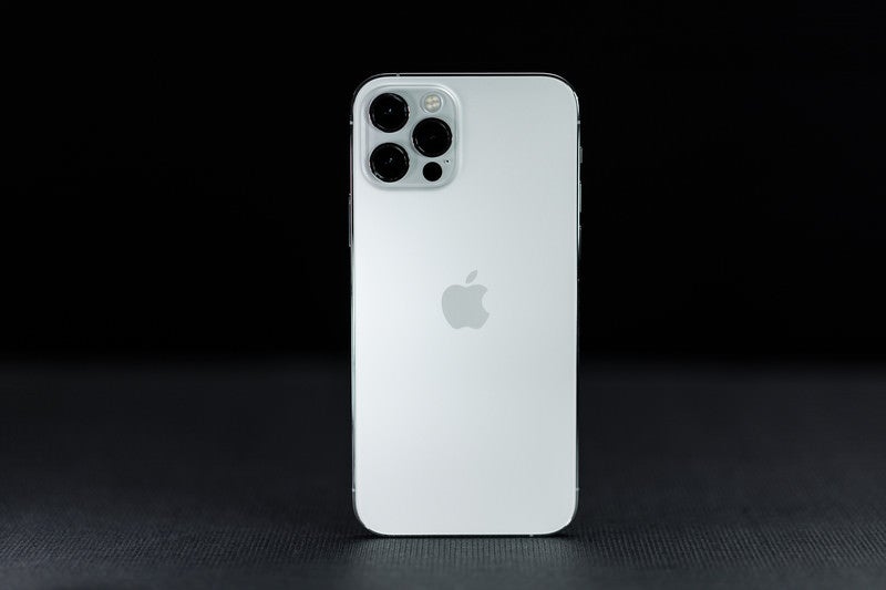 iPhone12の背面の姿の写真