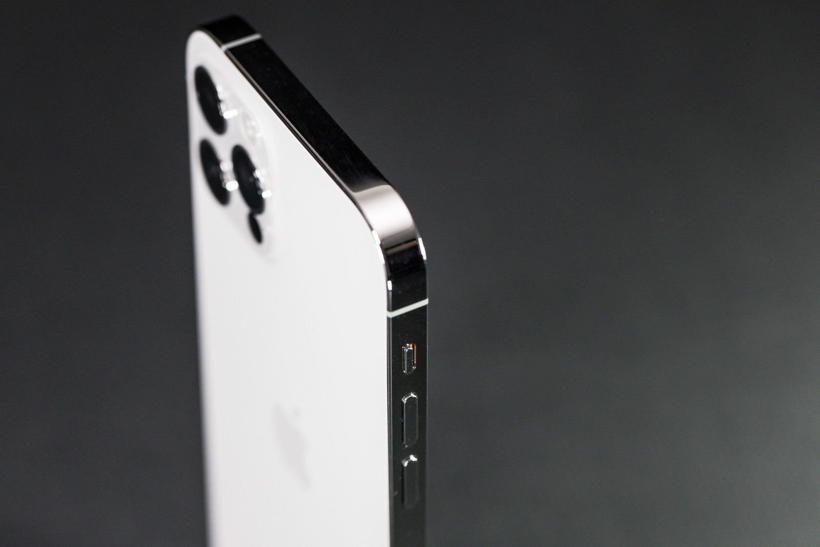 「iPhone 12 Pro（ホワイトカラー）の側面側」の写真