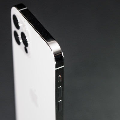 iPhone 12 Pro（ホワイトカラー）の側面側の写真