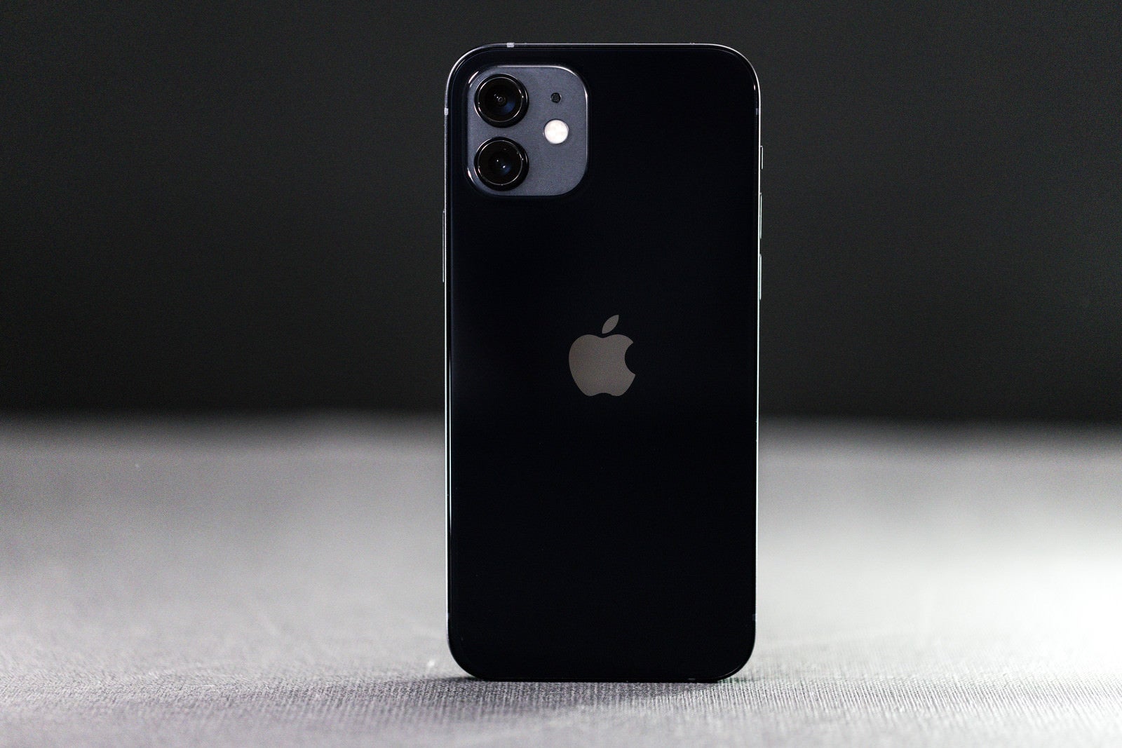 「静かに佇む iPhone 12 （ブラックカラー）」の写真