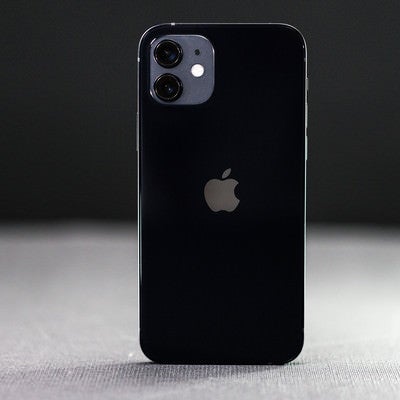 静かに佇む iPhone 12 （ブラックカラー）の写真