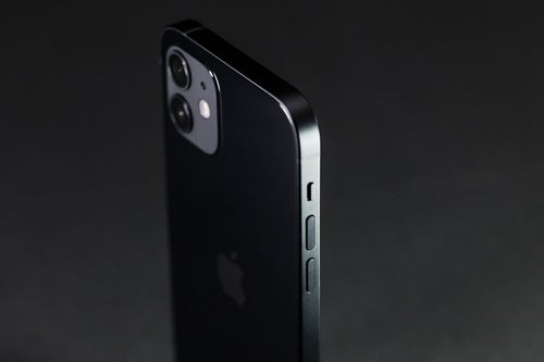 暗がりに輝く iPhone 12 サイド面の写真
