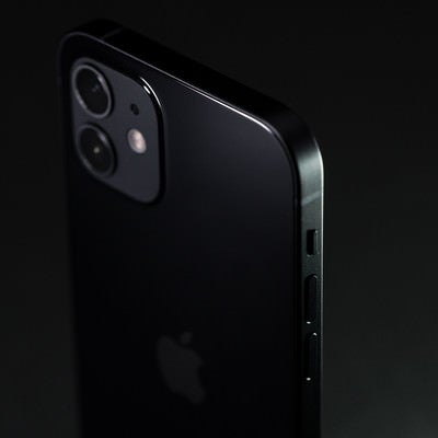 暗闇から浮かび上がるiPhone12（ブラック）の写真