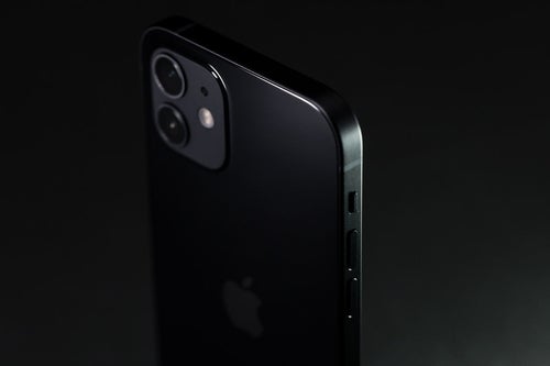 暗闇から浮かび上がるiPhone12（ブラック）の写真