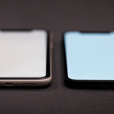 液晶サイズは変わらないのに、iPhone 11 より iPhone 12 の方が広いの写真