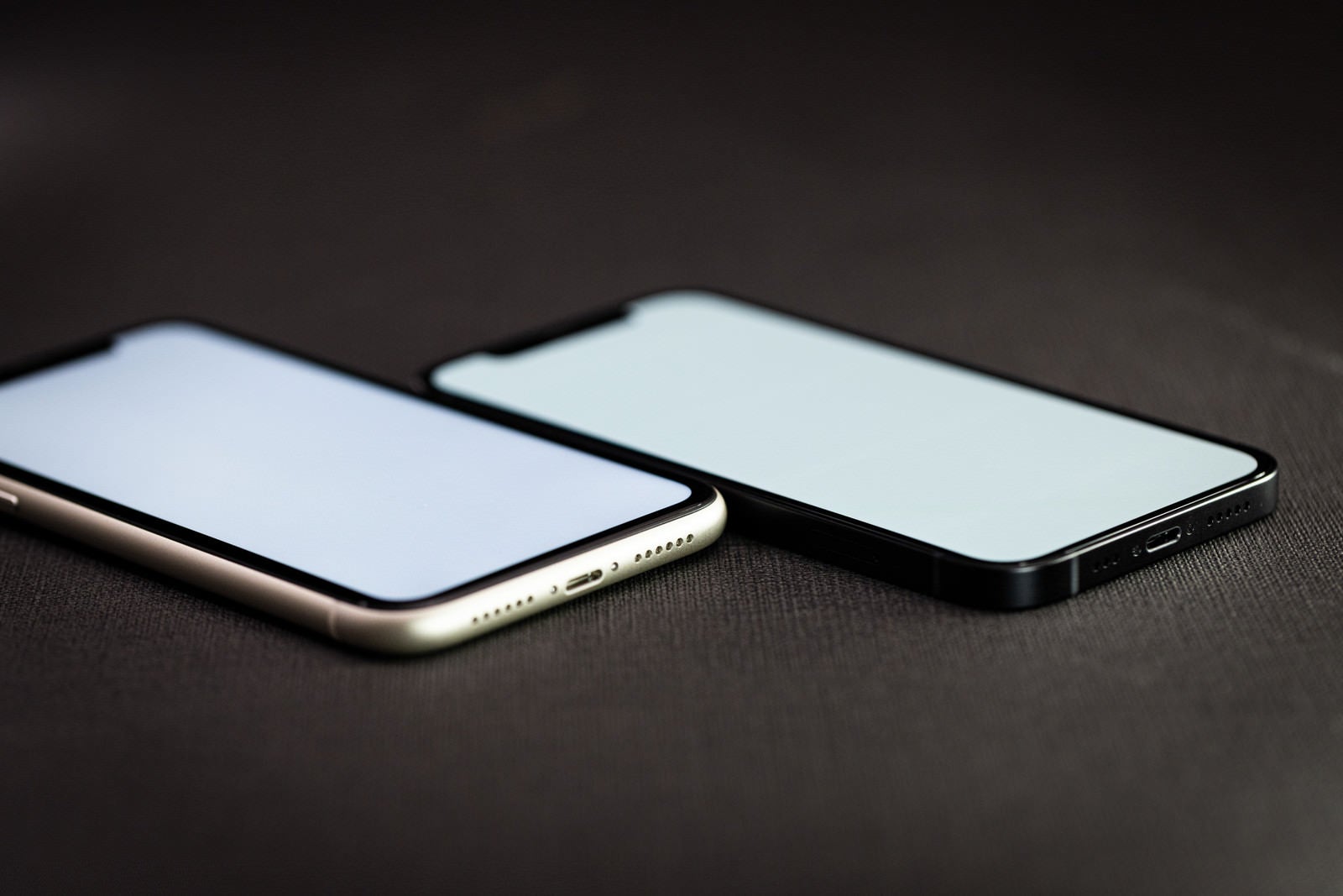 「iPhone 11 と iPhone 12 の液晶サイズの比較」の写真