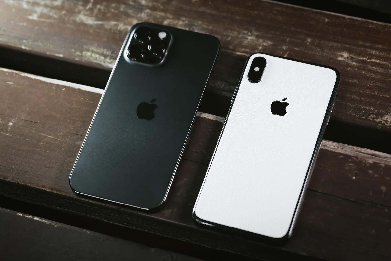 「iPhone 12 Pro と iPhone X」の写真
