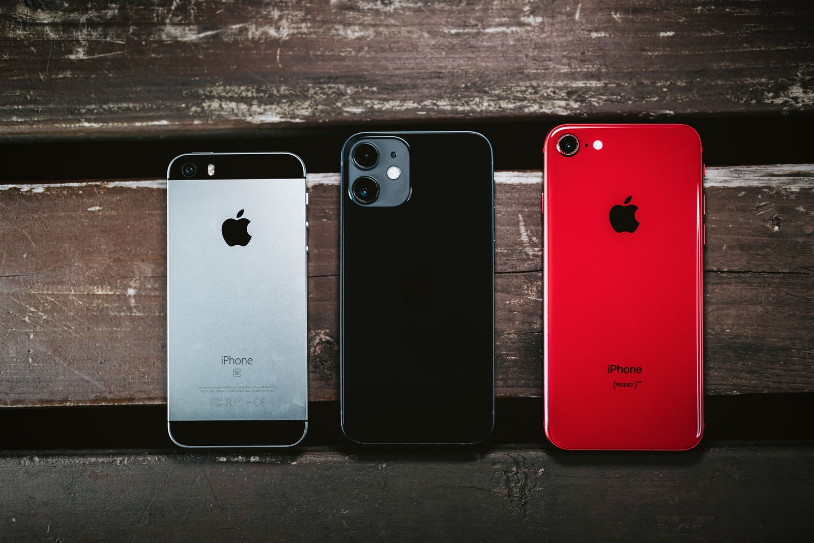 iPhone SE と iPhone 12 iPhone X（RED） とのサイズ比較の無料写真