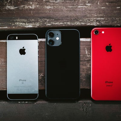 iPhone SE と iPhone 12 iPhone X（RED） とのサイズ比較の写真