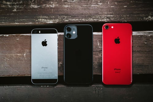 iPhone SE と iPhone 12 iPhone X（RED） とのサイズ比較の写真